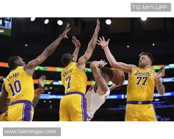 2015年湖人与猛龙的激烈对决回顾与精彩瞬间分析 2015年湖人与猛龙的激烈对决回顾与精彩瞬间分析